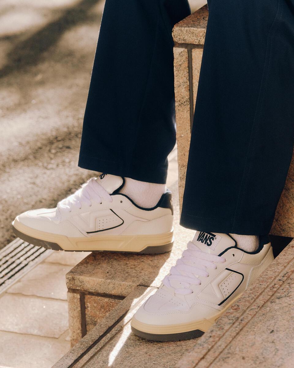 Sepatu low-top Vans Upland TDC warna hitam-putih bergaya retro chunky, dengan detail embossed croc dan logo biru khas Jepang.