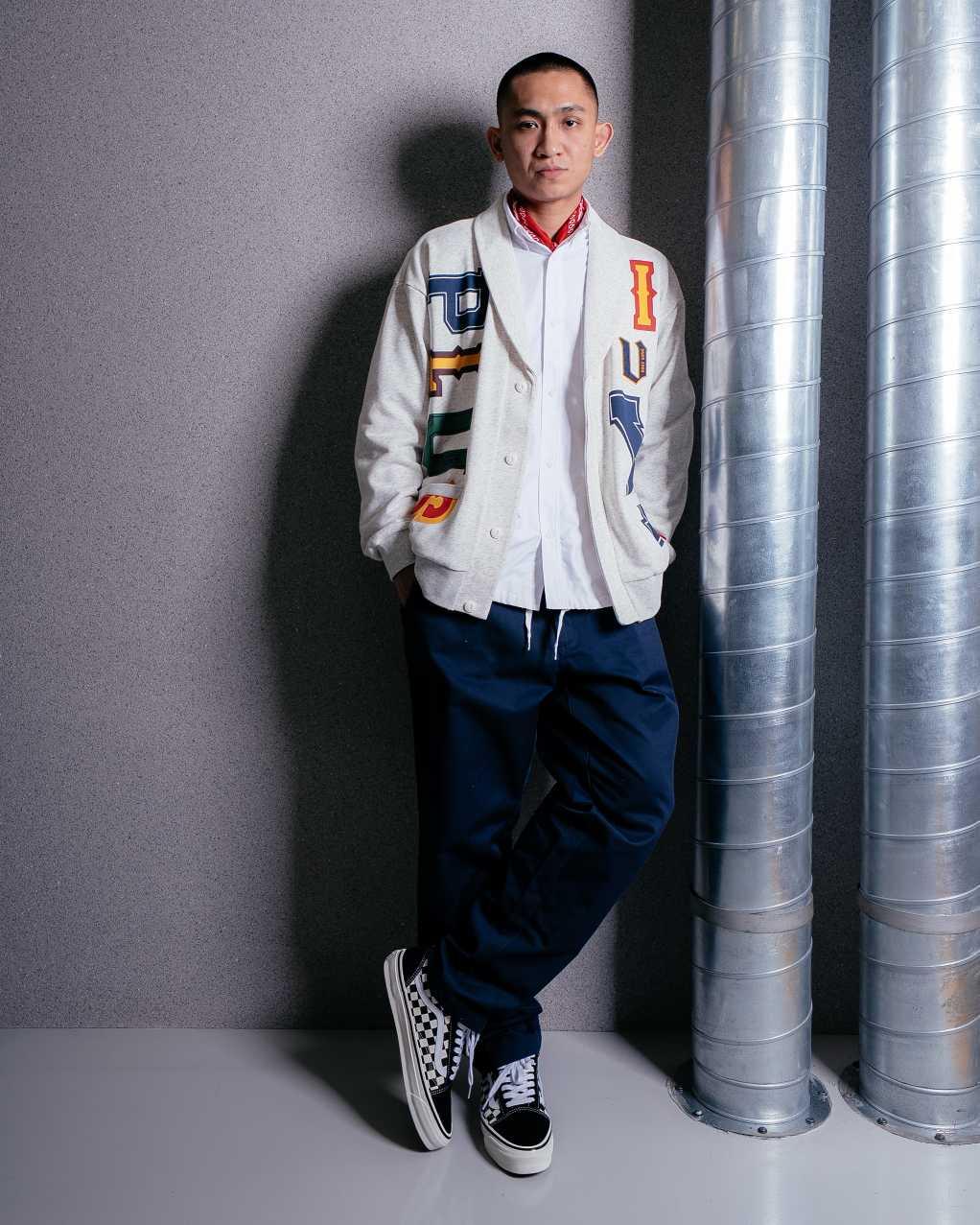 Jaket varsity warna monokrom dari koleksi Street Smart hasil kolaborasi Vans x TDC, dengan desain simpel dan sentuhan gaya Harajuku.