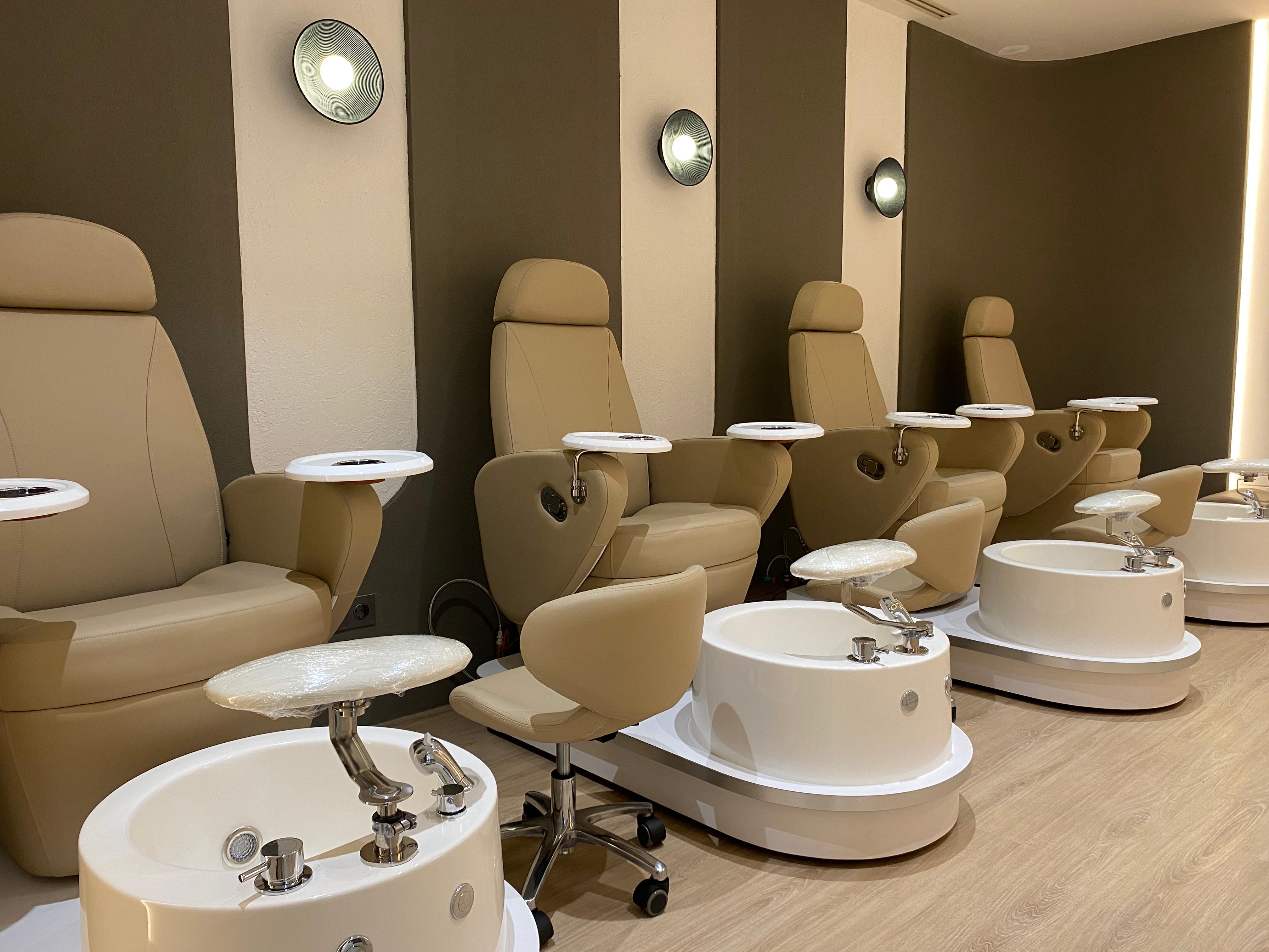 Suasana nyaman di dalam Two Seasons Beauty Space Puri Indah.